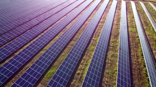 Vôo aéreo da visão do drone sobre painéis da central de energia solar. — Fotografia de Stock