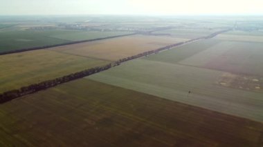 Hava aracı farklı tarımsal alanlar üzerinde uçuyor