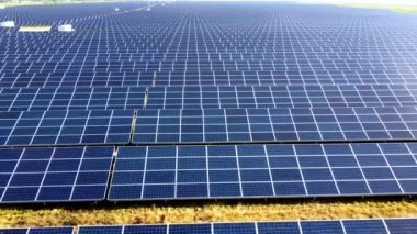 Güneş enerjisi istasyonu panelleri üzerinde hava aracı görüntüleme uçuşu.