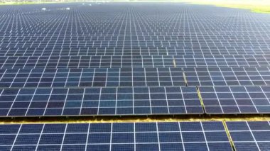 Güneş enerjisi istasyonu panelleri üzerinde hava aracı görüntüleme uçuşu.