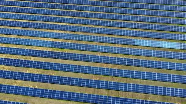 Drohnenflug über Solarkraftwerkskollektoren. — Stockvideo