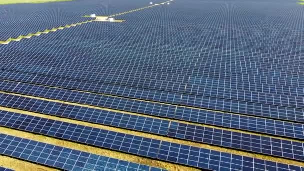 Lot z lotu drona lotniczego nad panelami elektrowni słonecznej. — Wideo stockowe