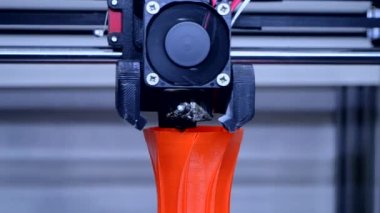 3D yazıcıdaki yazıcı modelini işleyin. 3B yüksek teknolojili dijital yazıcı bilgisayarı