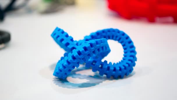 Model 3D dicetak pada printer 3d dari plastik cair panas. — Stok Video
