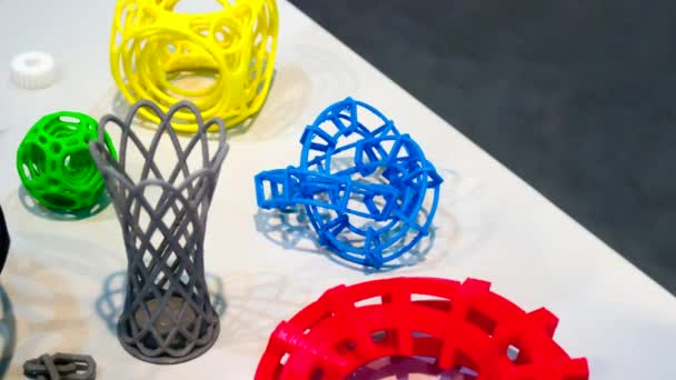 3D-Modell gedruckt Modell auf 3D-Drucker aus heißen geschmolzenen Kunststoff. — Stockvideo