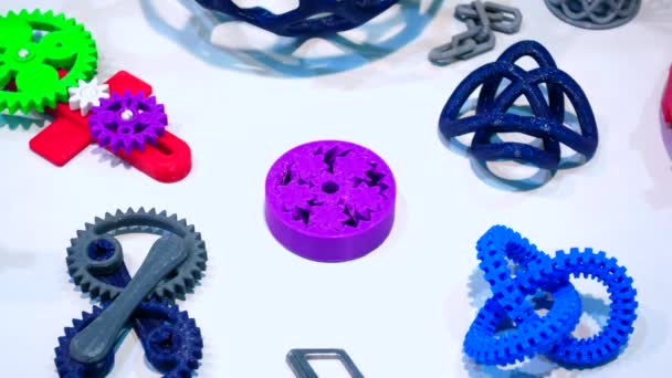 Modelul 3D imprimat model pe imprimanta 3D din plastic topit la cald . — Videoclip de stoc