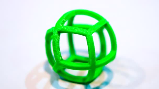 Modelo 3D impresso modelo na impressora 3d a partir de plástico quente fundido. — Vídeo de Stock