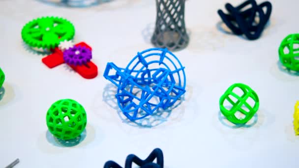 Modèle 3D imprimé sur imprimante 3D à partir de plastique fondu à chaud. — Video