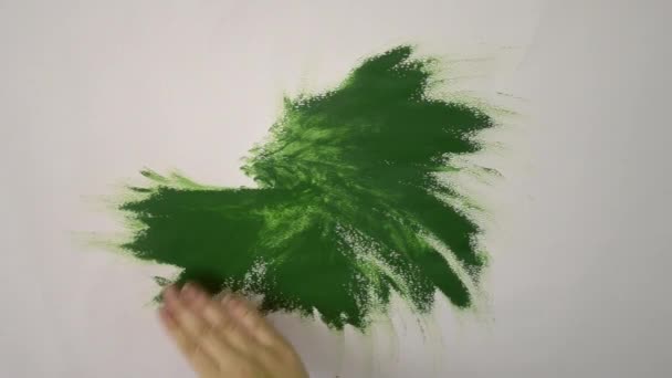 在白纸上揉搓绿色的油漆 — 图库视频影像