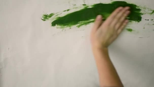 Manchas de pintura verde sobre un fondo blanco — Vídeos de Stock