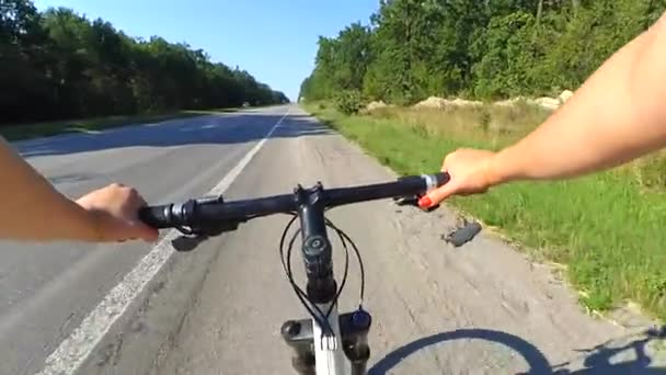 Ποδηλάτης σε ένα ποδήλατο βόλτες στον αυτοκινητόδρομο — Αρχείο Βίντεο