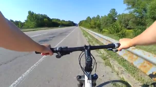 Bisikletli bir bisikletçi otobanda geziyor. — Stok video
