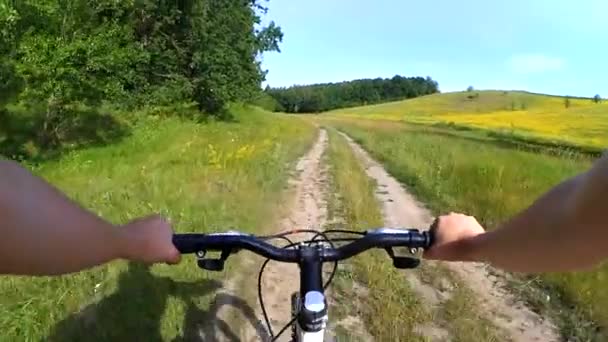 Muž na projížďce na kole jede po prašné cestě — Stock video