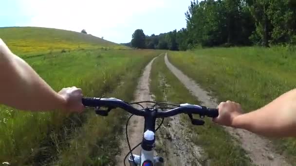 Un hombre en un paseo en bicicleta está montando en un camino de tierra — Vídeo de stock