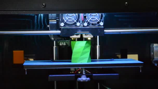 Close-up 3D-printer bouwt het object met hete gesmolten kunststof — Stockvideo