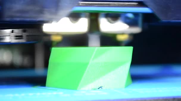 Close-up 3D-printer bouwt het object met hete gesmolten kunststof — Stockvideo