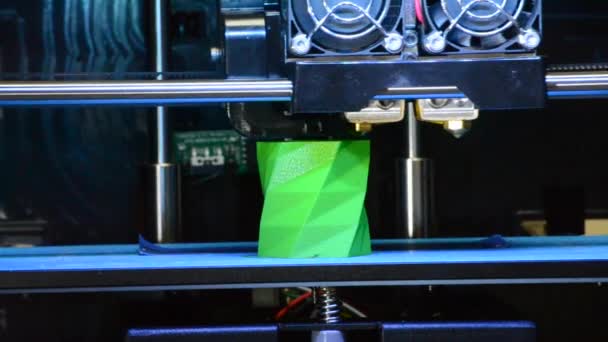 Close-up 3D-printer bouwt het object met hete gesmolten kunststof — Stockvideo