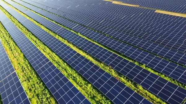 Drohnenflug über Solarkraftwerkskollektoren. — Stockfoto