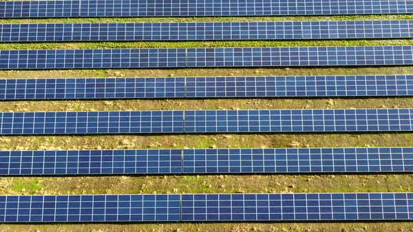 Vôo aéreo da visão do drone sobre painéis da central de energia solar. — Fotografia de Stock