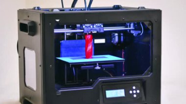 3D yazıcıdaki yazıcı modelini işleyin. Yüksek teknoloji dijital yazıcı