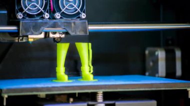 3D yazıcıdaki yazıcı modelini işleyin. Yüksek teknoloji dijital yazıcı