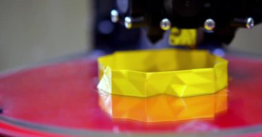 3D yazıcıdaki yazıcı modelini işleyin. Yüksek teknoloji dijital yazıcı