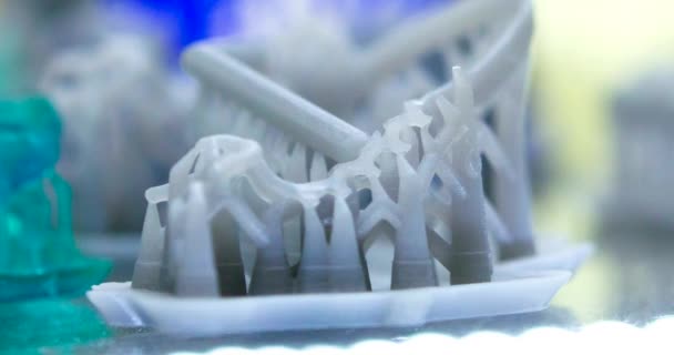 Modèle 3D imprimé sur imprimante 3D stéréolithographique. — Video