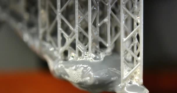 3D-modell trykt på stereolitografi 3D-printer. – stockvideo