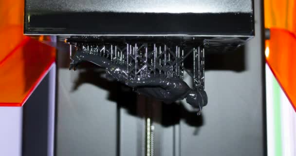 3D-Modell auf stereolithografischem 3D-Drucker gedruckt. — Stockvideo