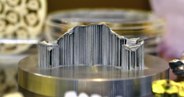 Трехмерная модель из металлического порошка. Объект, отпечатанный на 3D принтере — стоковое видео