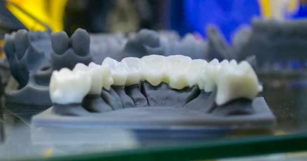 Fotopolímero de objetos impresso em estereolitografia impressora 3D — Vídeo de Stock