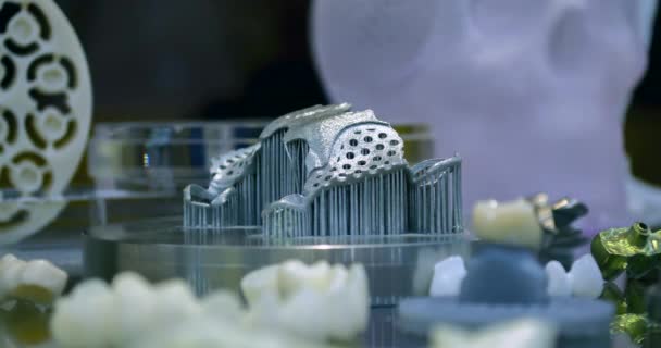 Тривимірна модель з металевого порошку. Об'єкт, надрукований на 3D принтері — стокове відео