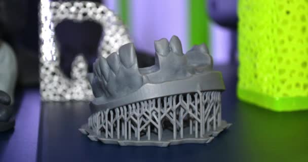 Objekte Photopolymer auf Stereolithographie 3D-Drucker gedruckt — Stockvideo