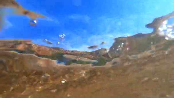 View of the sandy mountains and clear blue sky from under water surface — Vídeo de stock