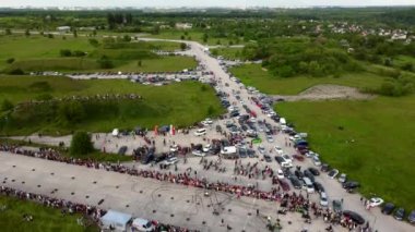 Sürükleme tahtası. Araba yarışması. Bir sürü insan arabası. Üst görünüm.