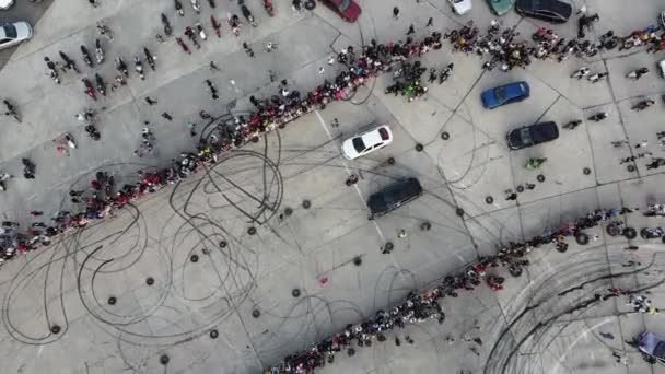 Ανάγνωση συρσίματος. Διαγωνισμός αυτοκινήτου. Πολλά αυτοκίνητα. Άνω όψη. — Αρχείο Βίντεο