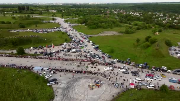 Arrastre retrocediendo. Competencia de autos. Mucha gente coches. Vista superior. — Vídeo de stock