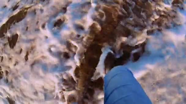 Девушка гуляет по песчаному пляжу. Морская волна с белой пеной на ногах — стоковое видео