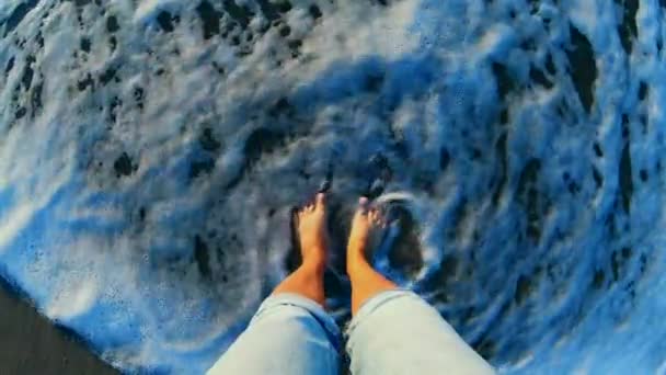 Ragazza in piedi sulla spiaggia di sabbia. Onda oceanica con rotoli di schiuma bianca — Video Stock