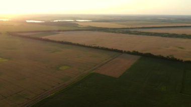 Farklı büyüyen alanlar üzerinde uçan hava aracı görüntüsü