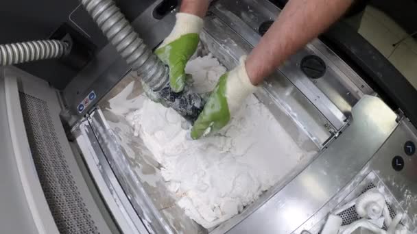 ホワイトプラスチック粉末から工業用3Dプリンタで印刷された詳細をきれいにする — ストック動画