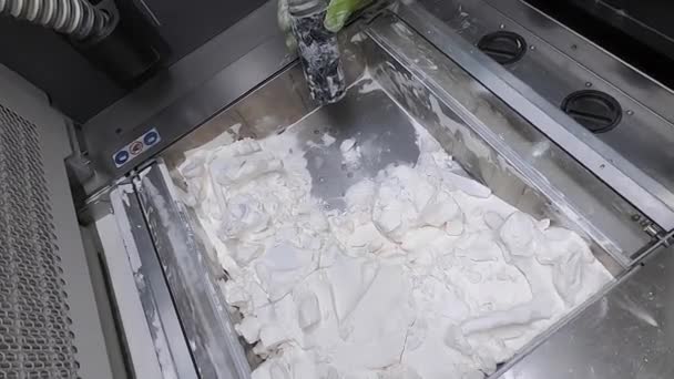 Ο άνθρωπος καθαρίζει τις λεπτομέρειες τυπωμένες σε ένα βιομηχανικό 3D εκτυπωτή από λευκή πλαστική σκόνη — Αρχείο Βίντεο