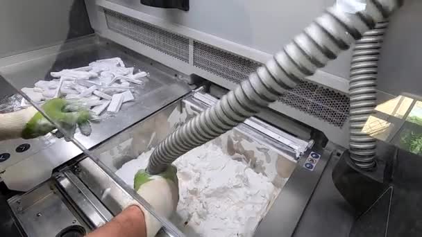 Homem limpa detalhes impressos na impressora 3D industrial de pó de plástico branco — Vídeo de Stock