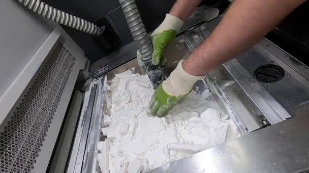 Mann reinigt auf industriellem 3D-Drucker gedruckte Details von weißem Kunststoffpulver — Stockvideo