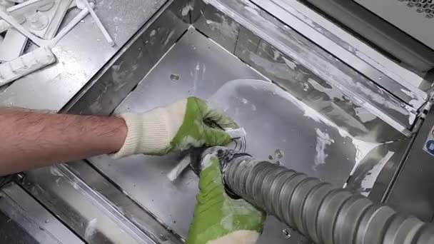 Mann reinigt auf industriellem 3D-Drucker gedruckte Details aus weißem Kunststoffpulver — Stockvideo