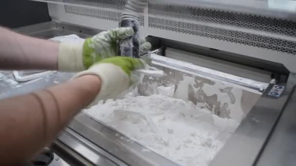男子清除打印在工业3D打印机上的白色塑料粉末的细节 — 图库视频影像