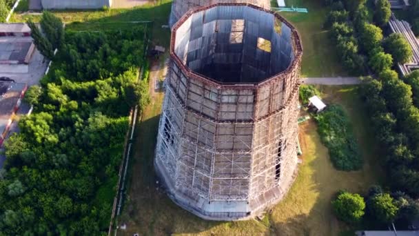 Vuelo aéreo con vista a drones cerca de la central térmica. Torres de refrigeración de CHP — Vídeos de Stock