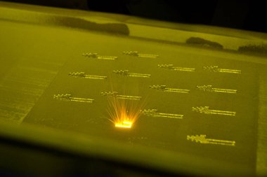 Metal tozundan çıkan 3 boyutlu yazıcı izi. Metal lazer altında yanar.