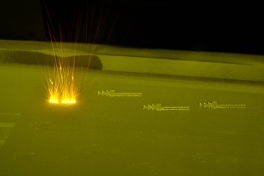 Metal tozundan çıkan 3 boyutlu yazıcı izi. Metal lazer altında yanar.