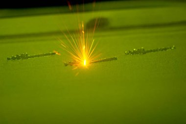 Metal tozundan çıkan 3 boyutlu yazıcı izi. Metal lazer altında yanar.